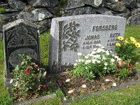  Jonas Valfrid Forsberg från Rajastrand, 1889-1985 och hans hustrur. Första hustrun (den lilla stenen) Anna Erika (f Lindqvist) 1897-1927 och hans andra hustru Ruth Gunhild Margareta (f Mårtensson) 1913-2005.